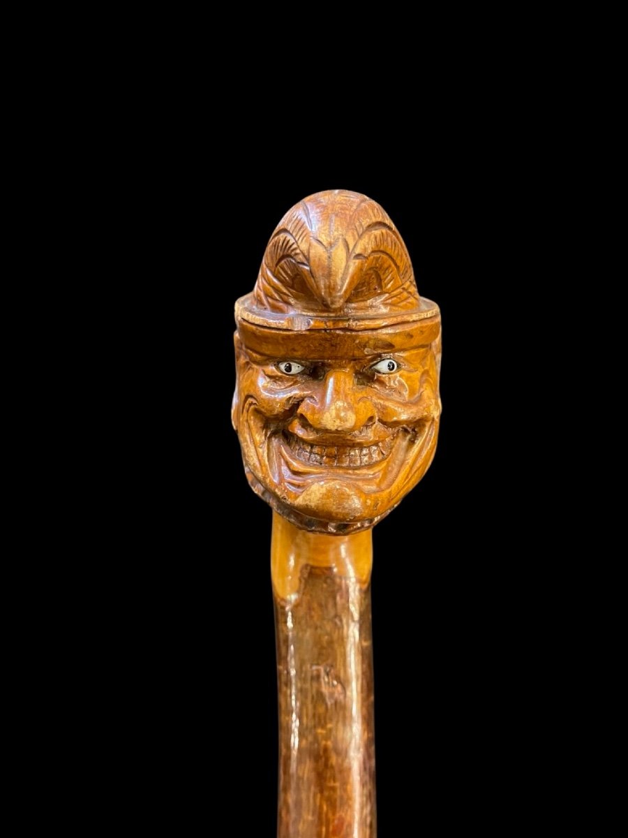 Bastone in pezzo unico in legno di betulla raffigurante un joker.