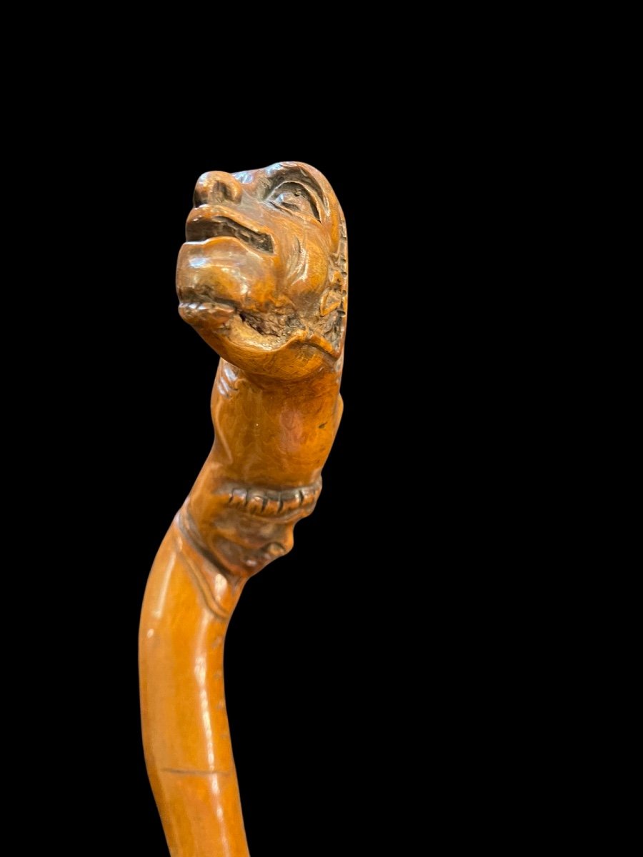 Bastone popolare in legno di bosso con due figure grottesche e serpente.
