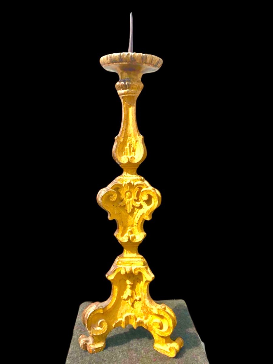 Candeliere in legno intagliato e dorato a mecca con motivi rocaille e vegetali stilizzati .-photo-2