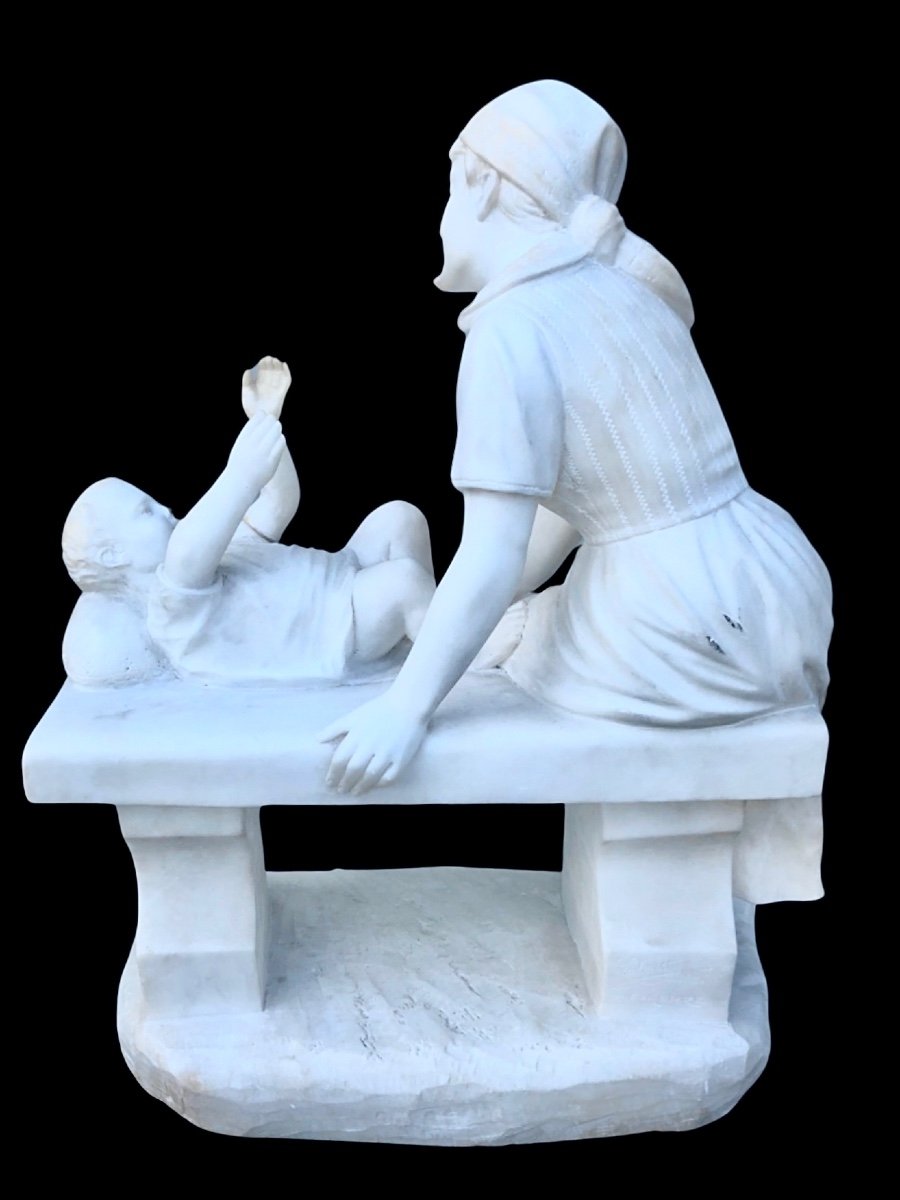 Scultura in marmo bianco di Carrara raffigurante mamma con le ciliegie  e il bambino.-photo-2