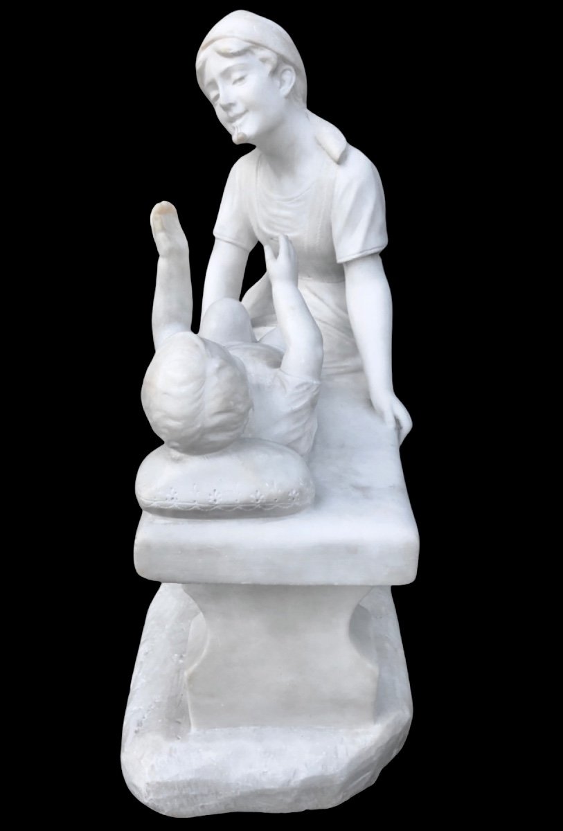 Scultura in marmo bianco di Carrara raffigurante mamma con le ciliegie  e il bambino.-photo-3