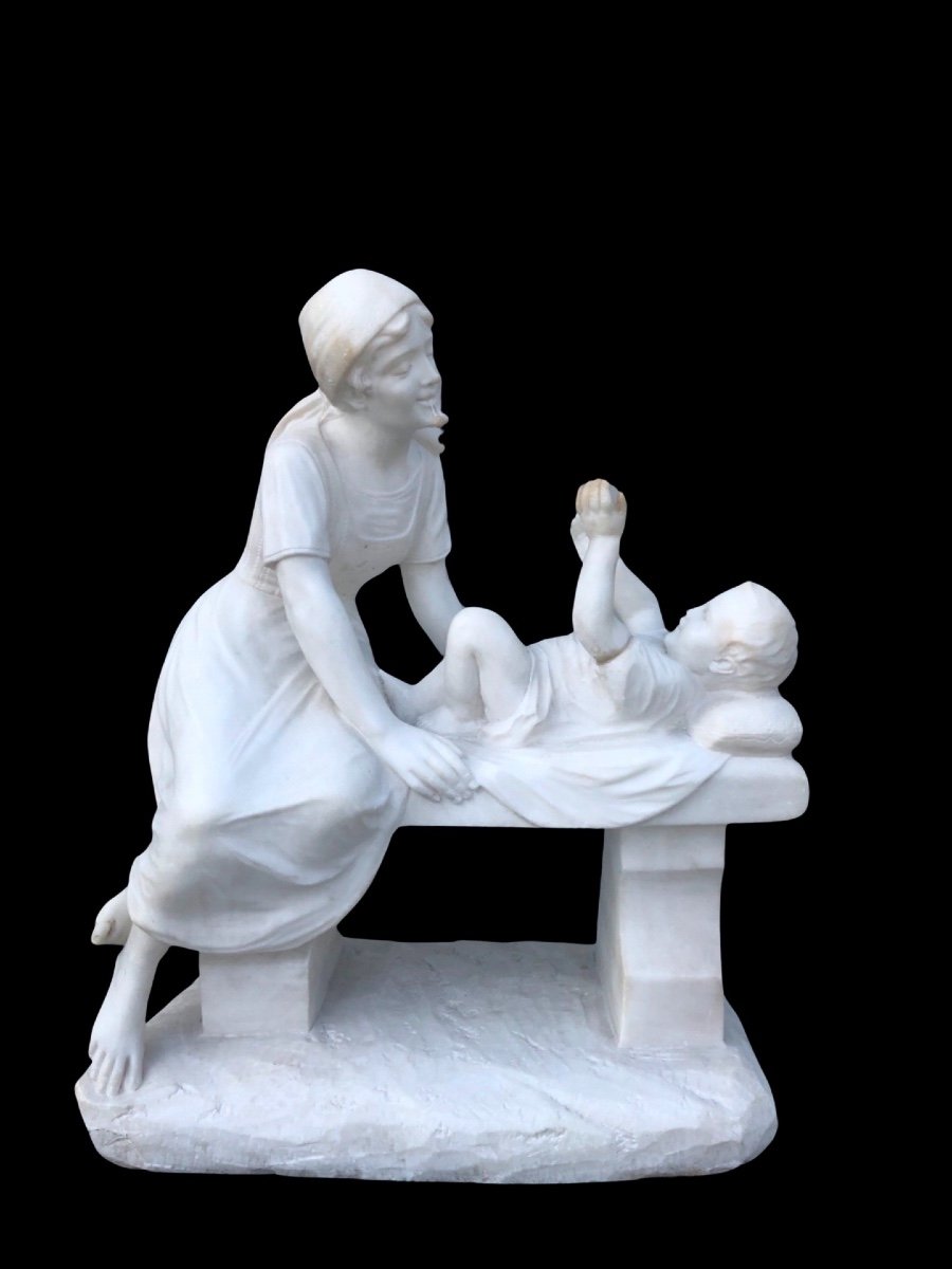 Scultura in marmo bianco di Carrara raffigurante mamma con le ciliegie  e il bambino.