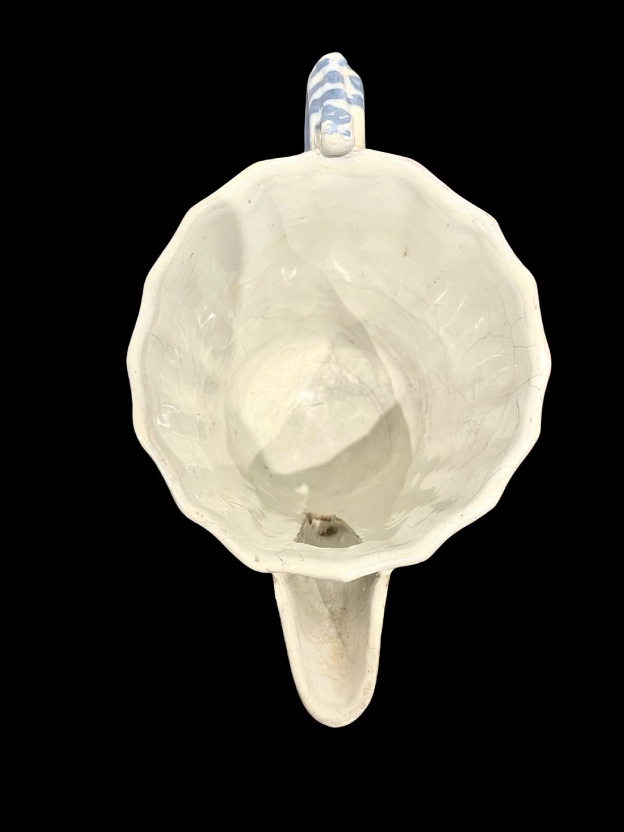 Versatoio in maiolica a bocca trilobata con manico a motivo serpentiforme e corpo globulare -photo-2
