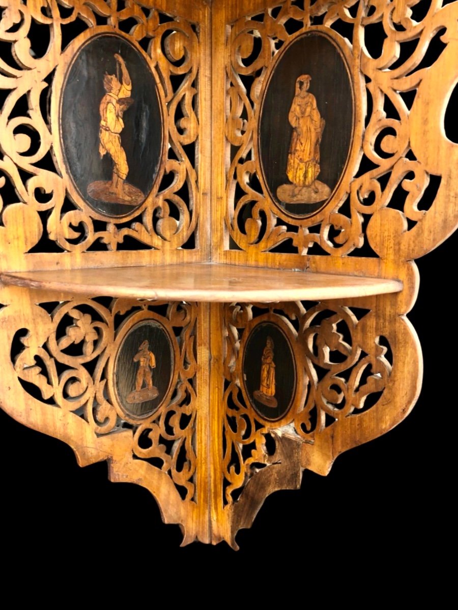Applique angolare Etagere in legno traforato a tre ripiani con medaglioni con scene popolari.-photo-2