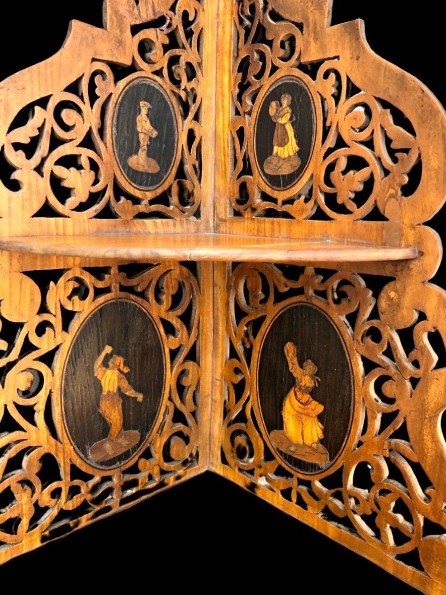 Applique angolare Etagere in legno traforato a tre ripiani con medaglioni con scene popolari.-photo-3