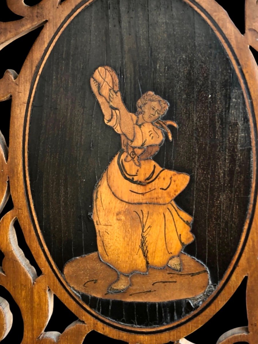 Applique angolare Etagere in legno traforato a tre ripiani con medaglioni con scene popolari.-photo-4
