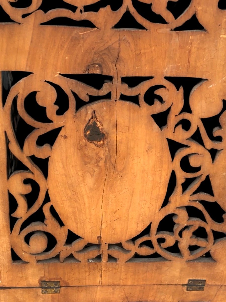 Applique angolare Etagere in legno traforato a tre ripiani con medaglioni con scene popolari.-photo-5