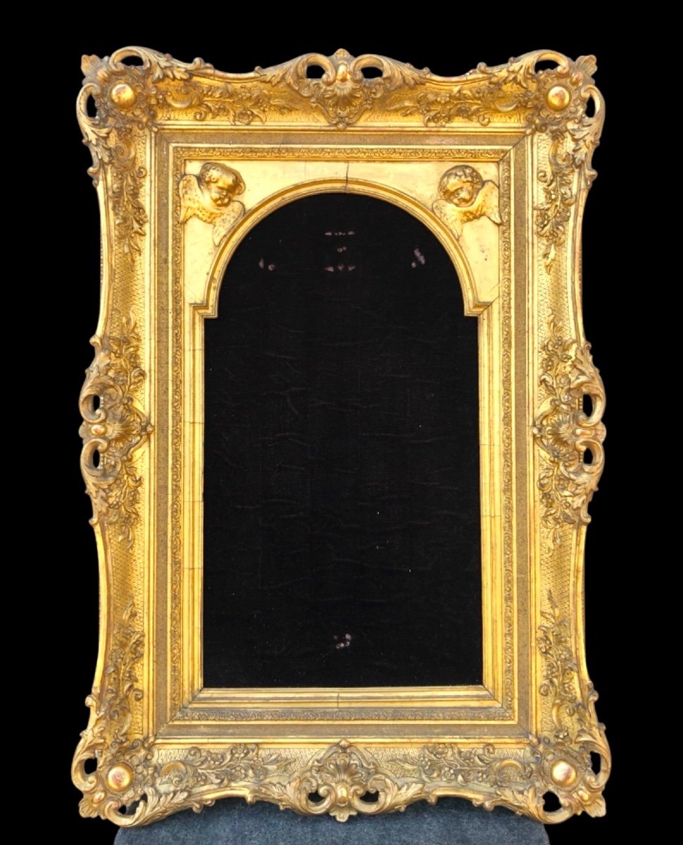 Cornice da Cristo in legno intagliato e foglia oro con applicazioni in stucco 