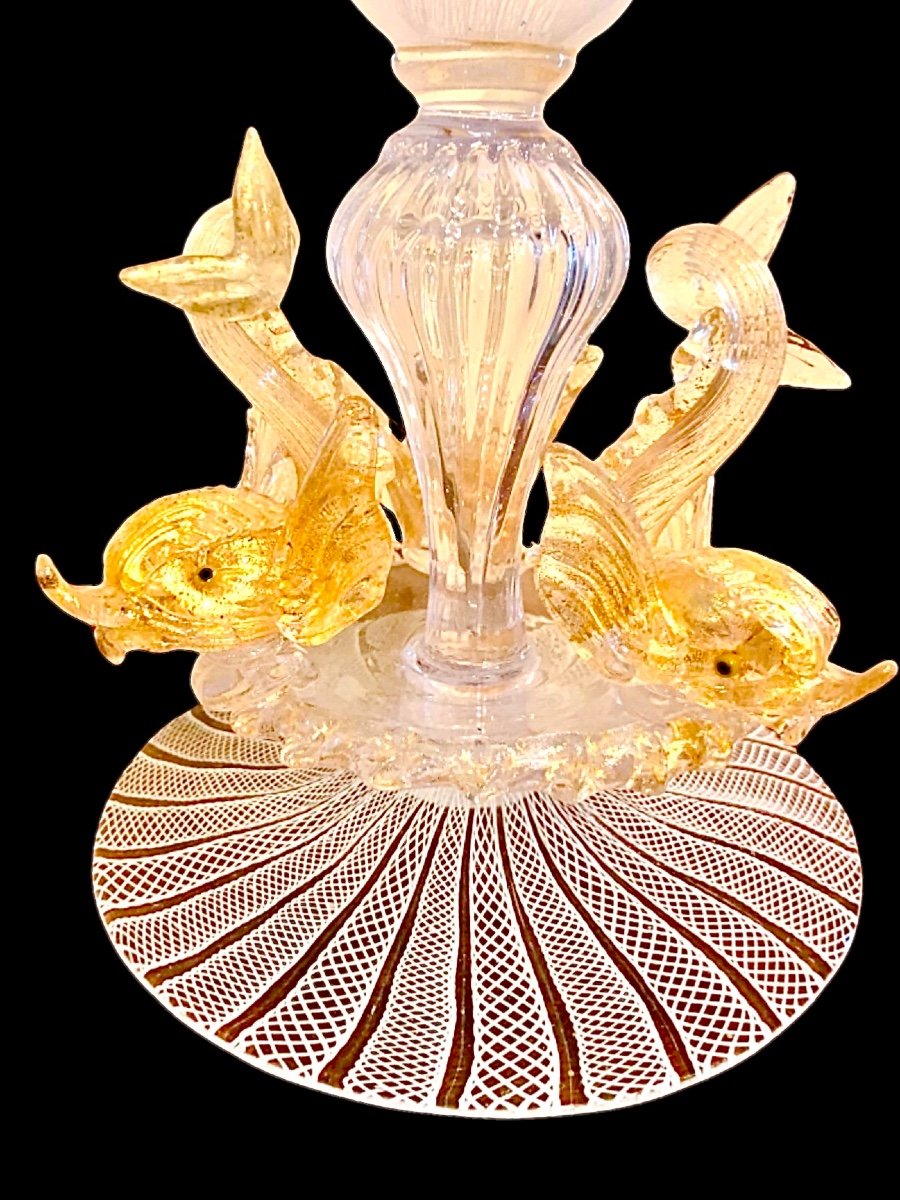 Vaso coppa in vetro zanfirico e inclusioni in oro con tre delfini sulla base.Fratelli Toso.-photo-2