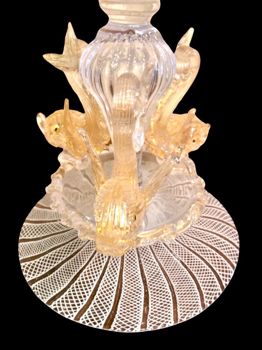 Vaso coppa in vetro zanfirico e inclusioni in oro con tre delfini sulla base.Fratelli Toso.-photo-3