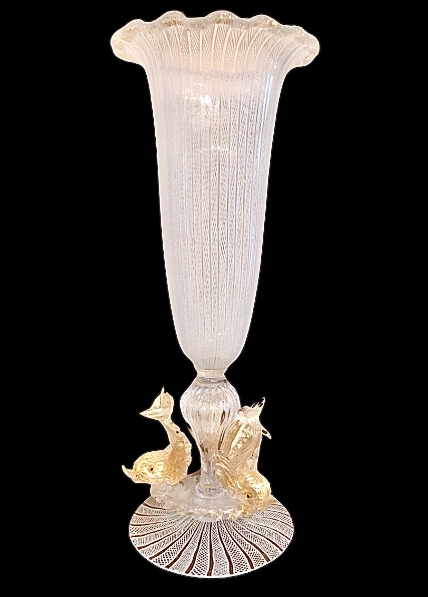 Vaso coppa in vetro zanfirico e inclusioni in oro con tre delfini sulla base.Fratelli Toso.