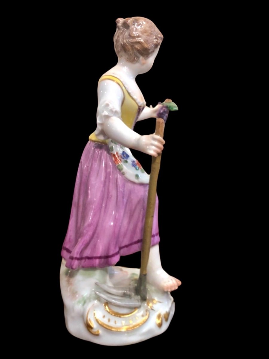 Sculturina in porcellana,figura di contadina con bastone e grappolo d’uva.Meissen.-photo-4