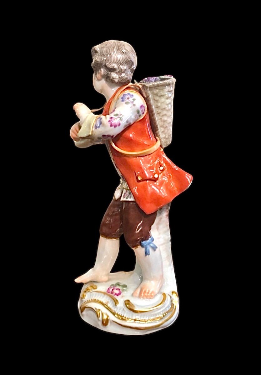 Statuina in porcellana con figura maschile con cesto.Meissen.-photo-3