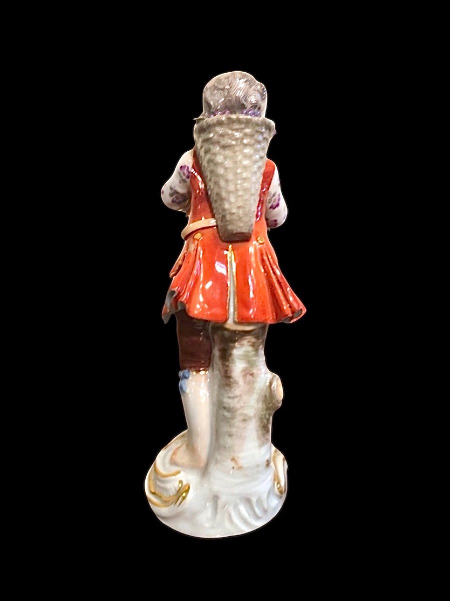 Statuina in porcellana con figura maschile con cesto.Meissen.-photo-4