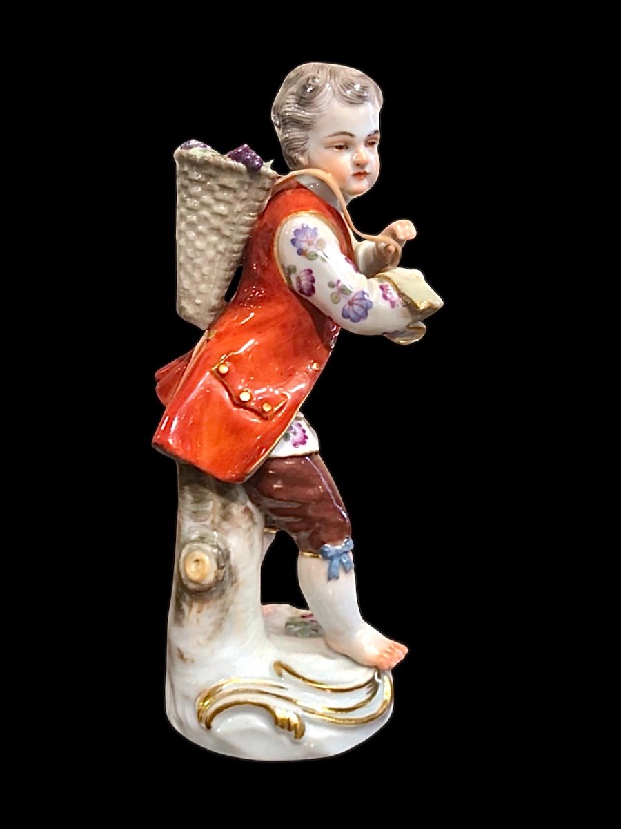 Statuina in porcellana con figura maschile con cesto.Meissen.