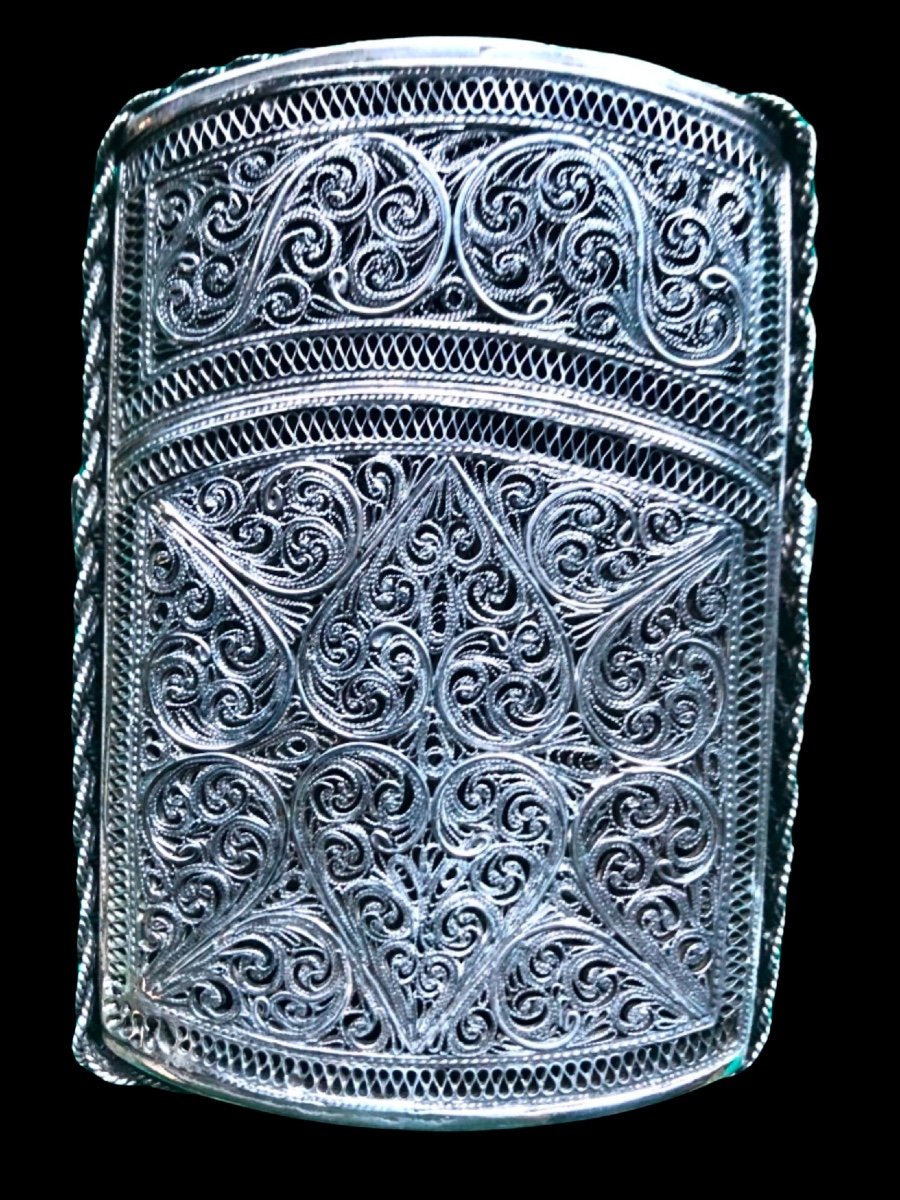 Portabiglietti in argento filigrana con motivi vegetali e volute stilizzate.