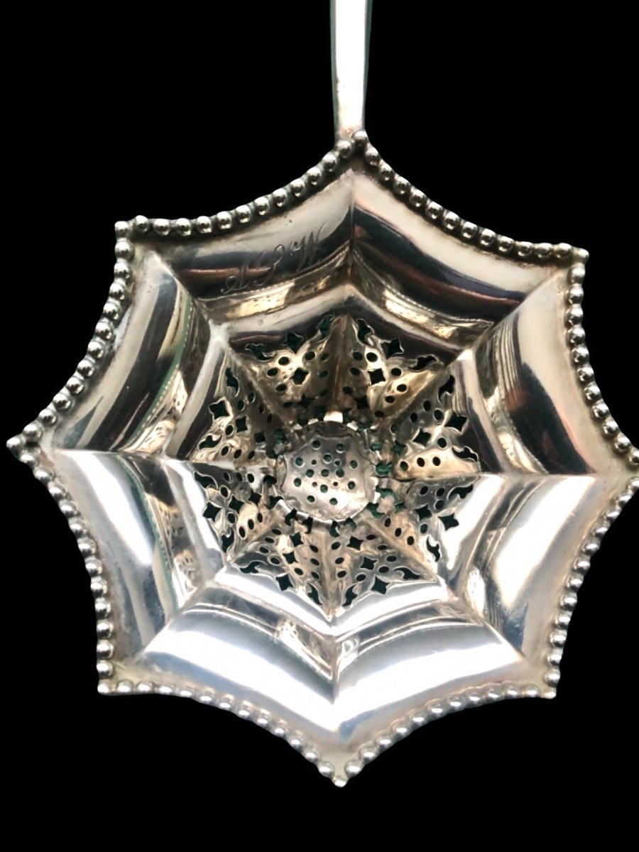 Colino da te’ in argento sbalzato a motivo geometrico a otto punte.Manico in ebano.Tiffany-photo-2