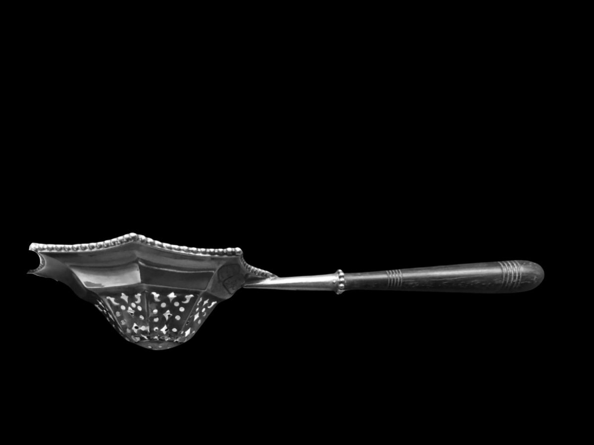 Colino da te’ in argento sbalzato a motivo geometrico a otto punte.Manico in ebano.Tiffany-photo-3