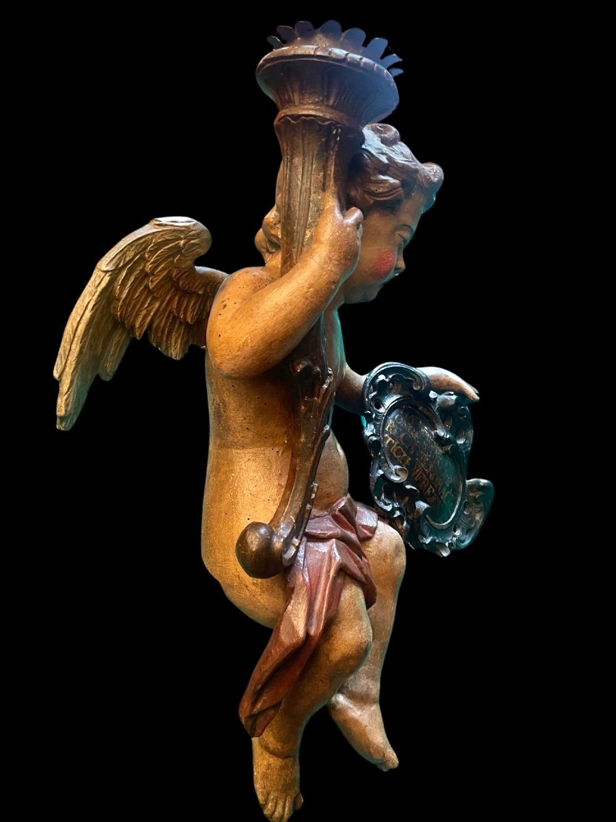 Scultura in legno policromo raffigurante un angelo con torcia portacandela e scudo rocaille -photo-2