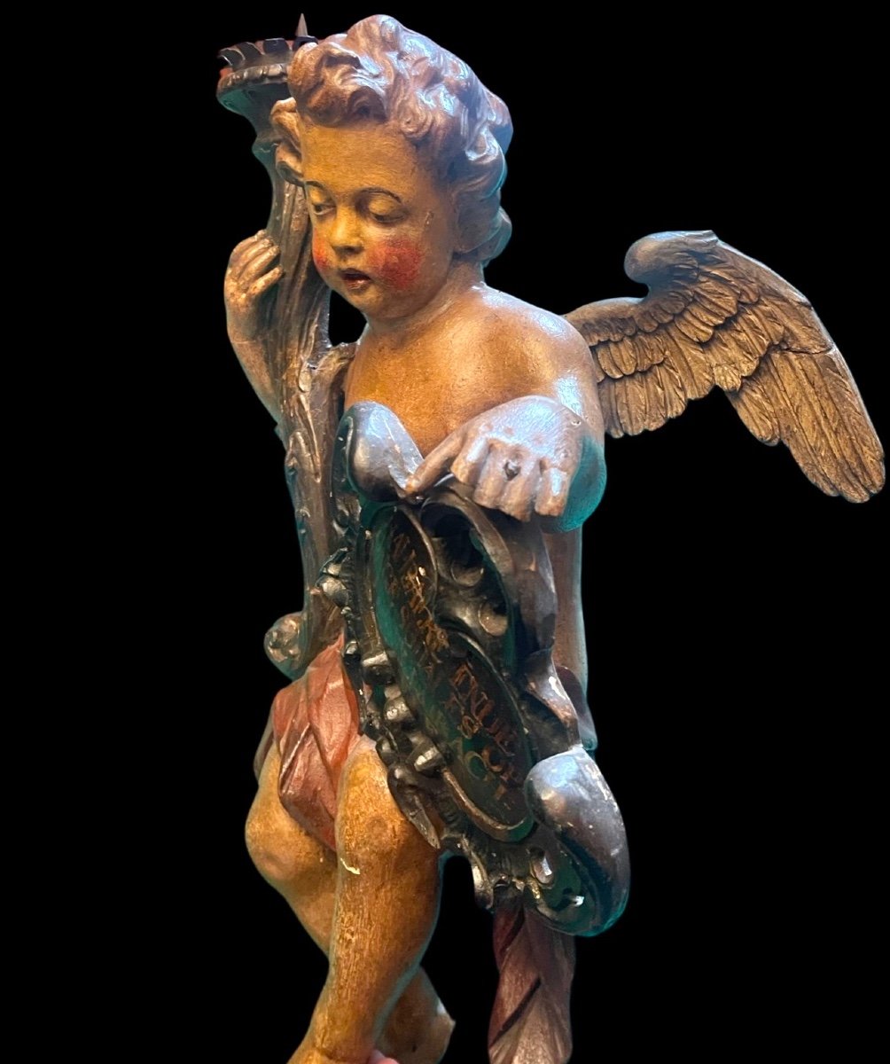 Scultura in legno policromo raffigurante un angelo con torcia portacandela e scudo rocaille -photo-4