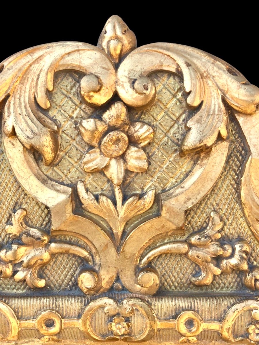 Cornice - specchiera in legno intagliato e dorato con motivi floreali e rocaille.-photo-2