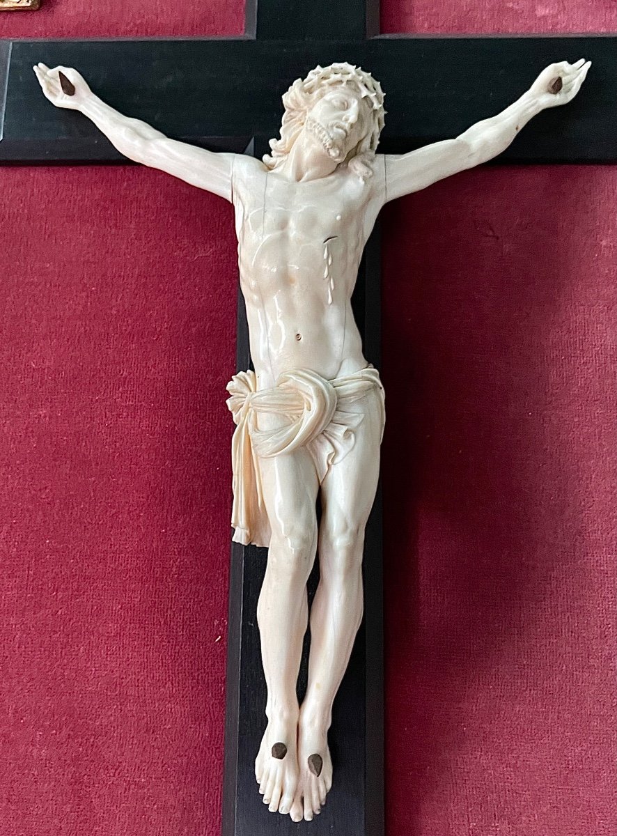 Cristo in avorio su croce in ebano e cornice sagomata in foglia oro.-photo-2
