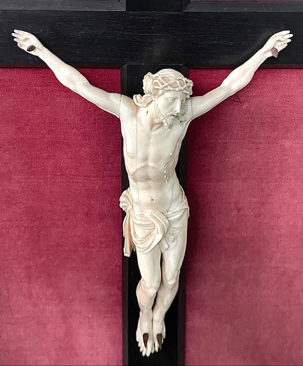 Cristo in avorio su croce in ebano e cornice sagomata in foglia oro.-photo-2