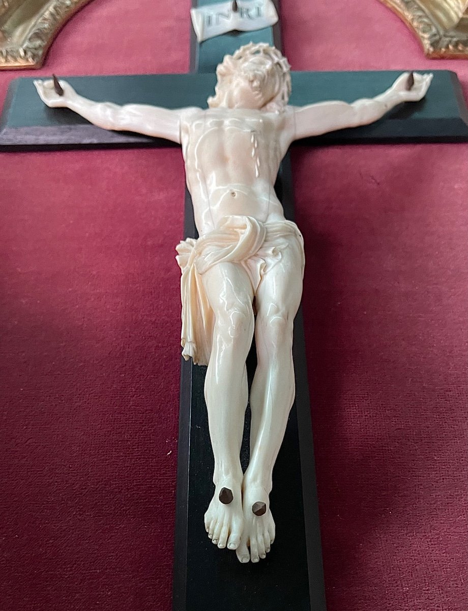 Cristo in avorio su croce in ebano e cornice sagomata in foglia oro.-photo-3