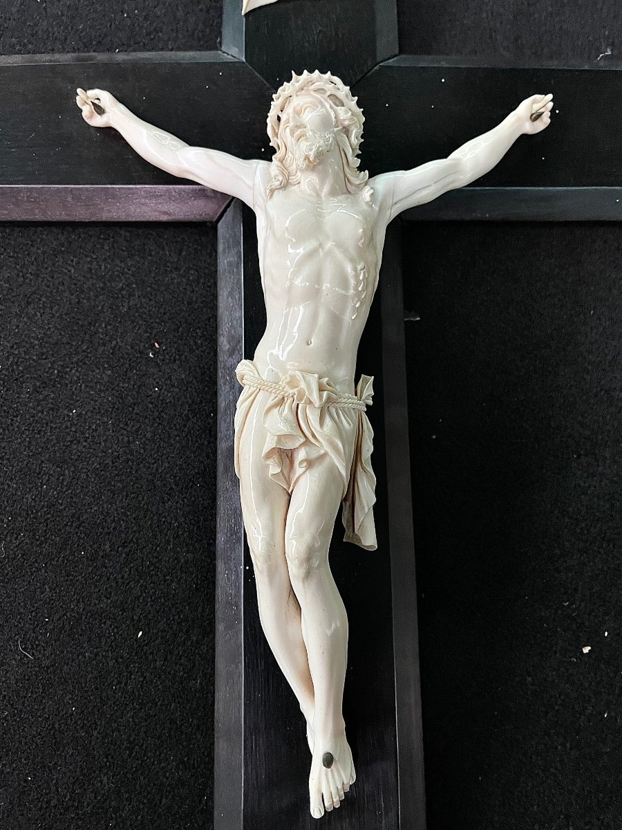 Cristo in avorio su croce in legno di ebano.-photo-2