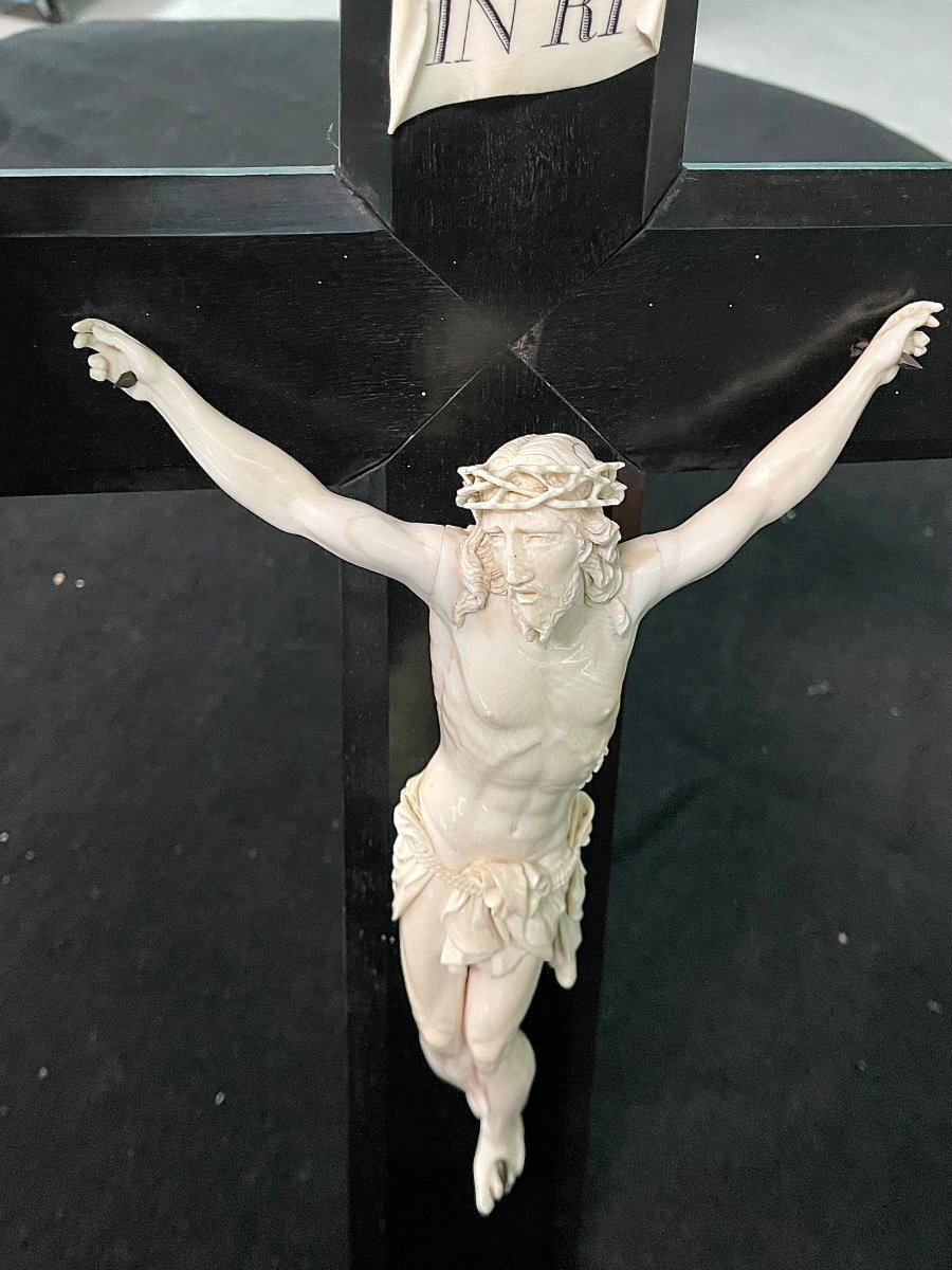 Cristo in avorio su croce in legno di ebano.-photo-2