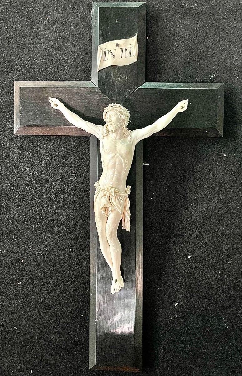 Cristo in avorio su croce in legno di ebano.