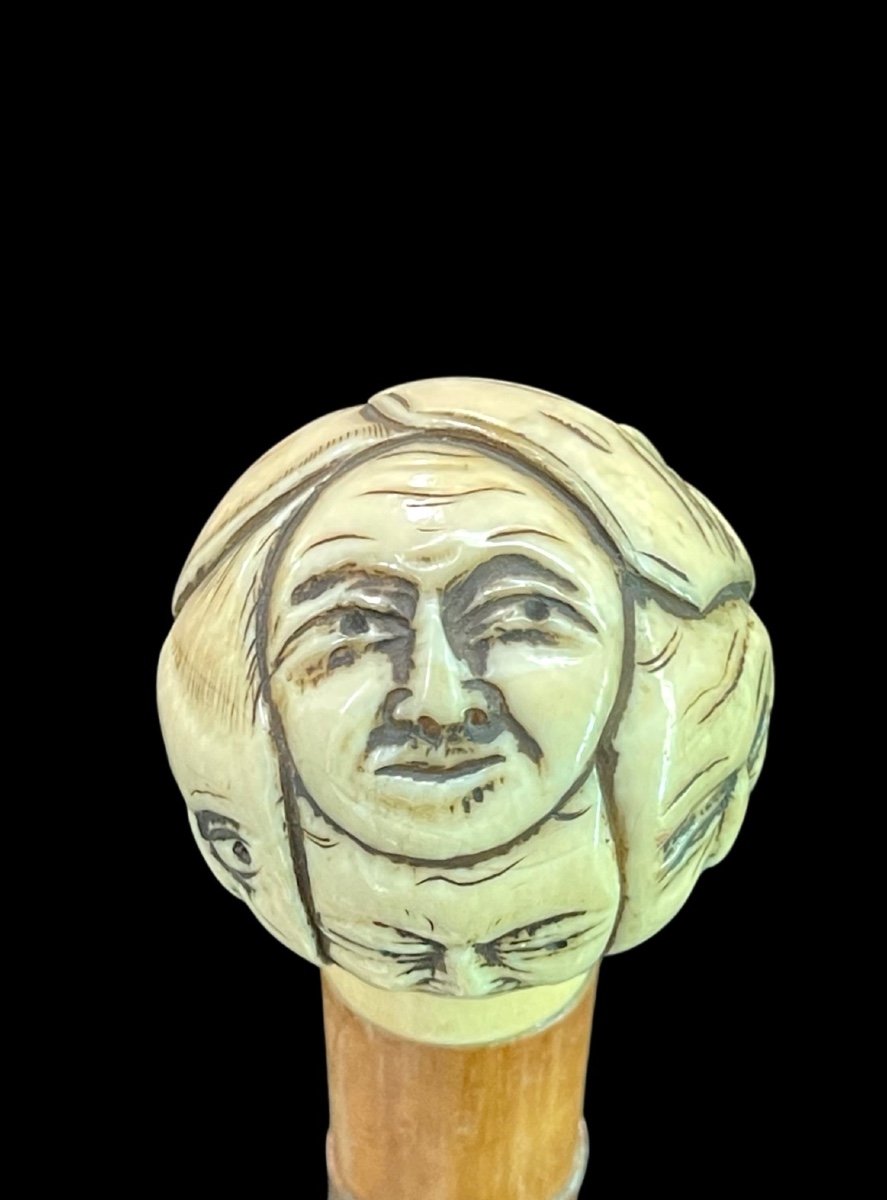 Bastone con pomolo tondo in avorio scolpito con maschere della commedia dell’arte.Giappone.-photo-1