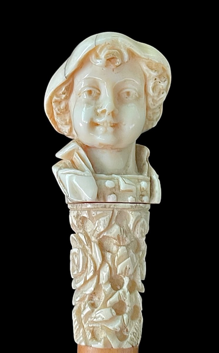 Bastone con pomolo in avorio raffigurante un busto di giovane con cappello.-photo-2