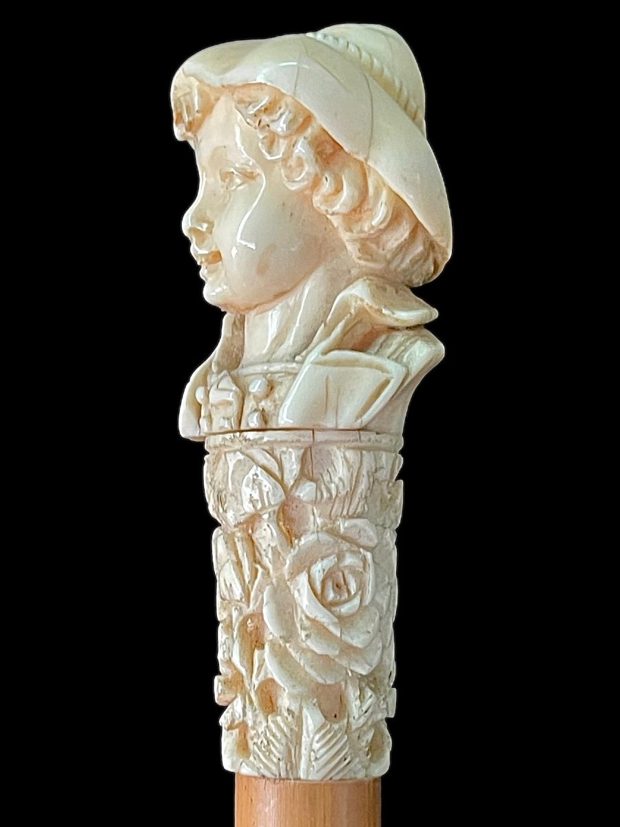 Bastone con pomolo in avorio raffigurante un busto di giovane con cappello.-photo-3