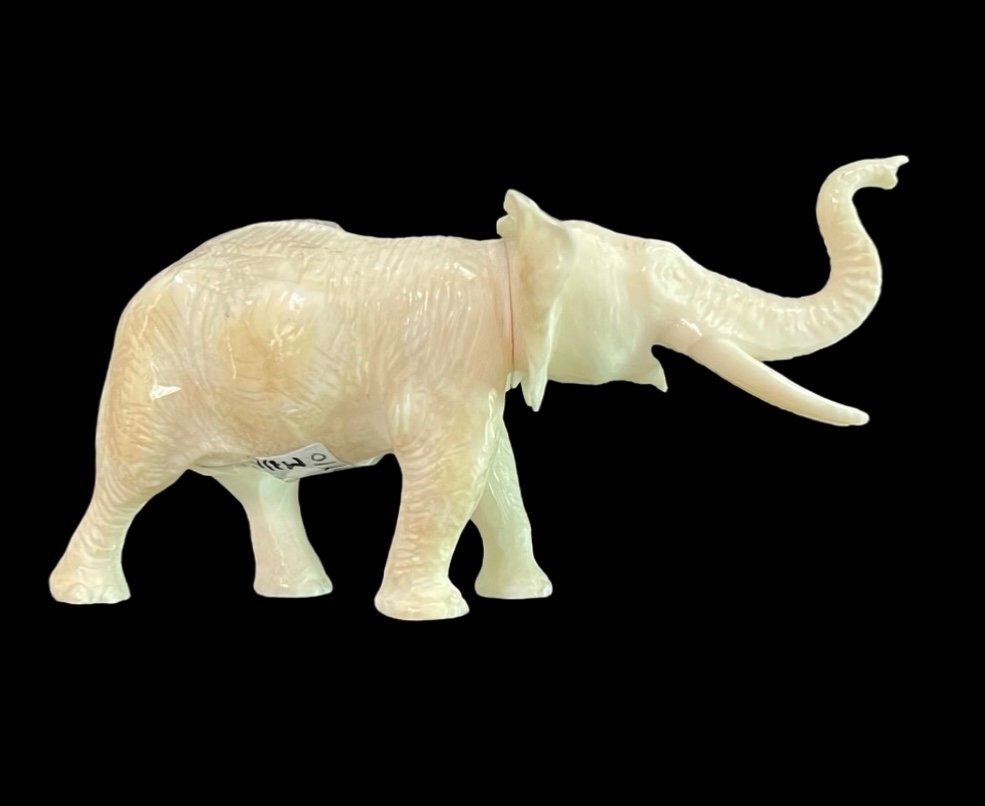 Piccola scultura in avorio raffigurante un elefante.