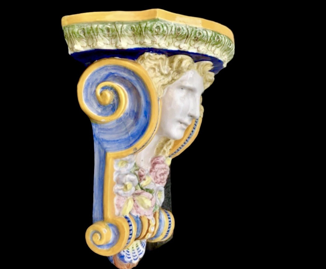 Mensola in maiolica con volto neoclassico e motivi floreali e geometrici in rilievo..Minardi-photo-3