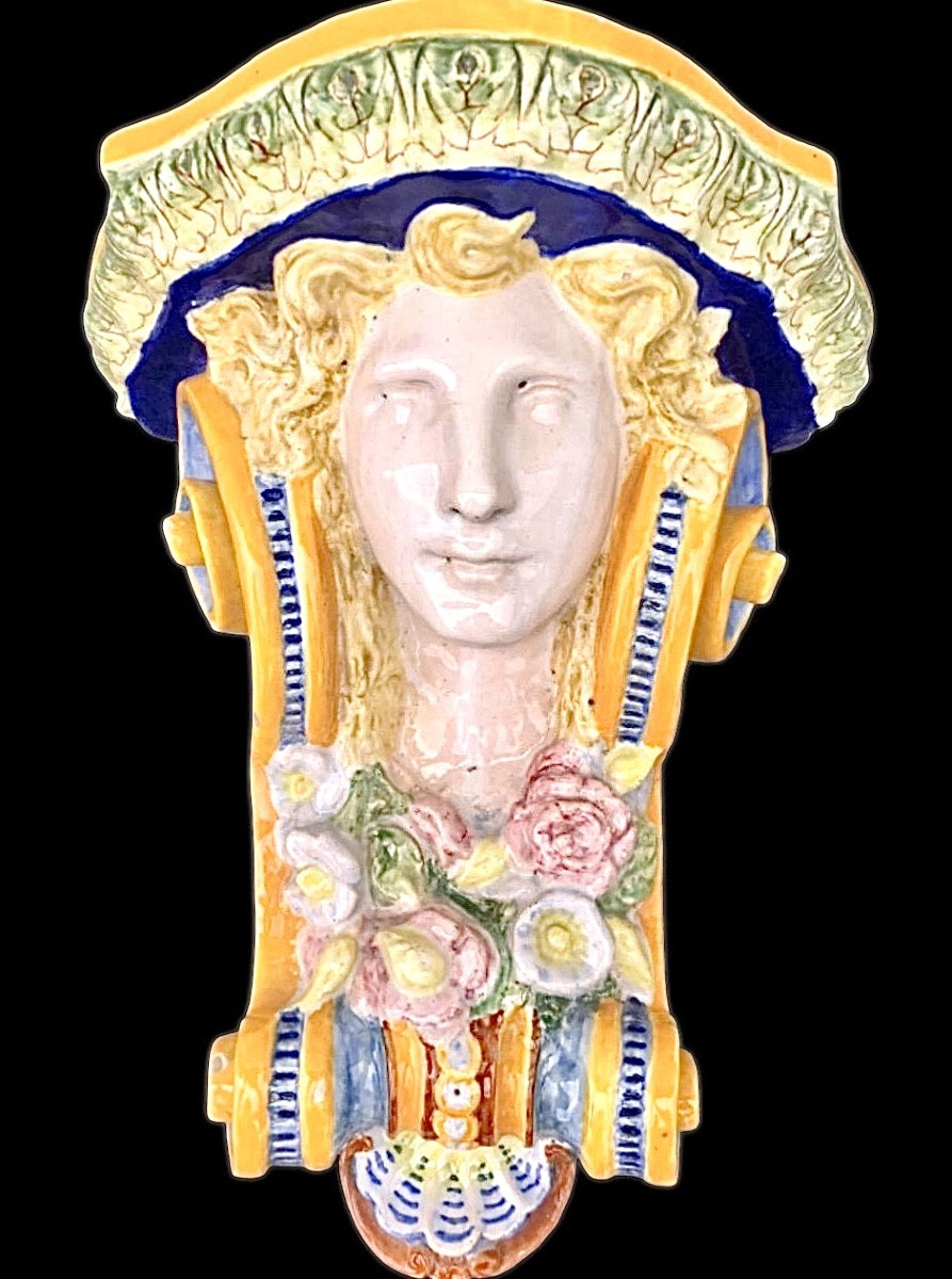 Mensola in maiolica con volto neoclassico e motivi floreali e geometrici in rilievo..Minardi