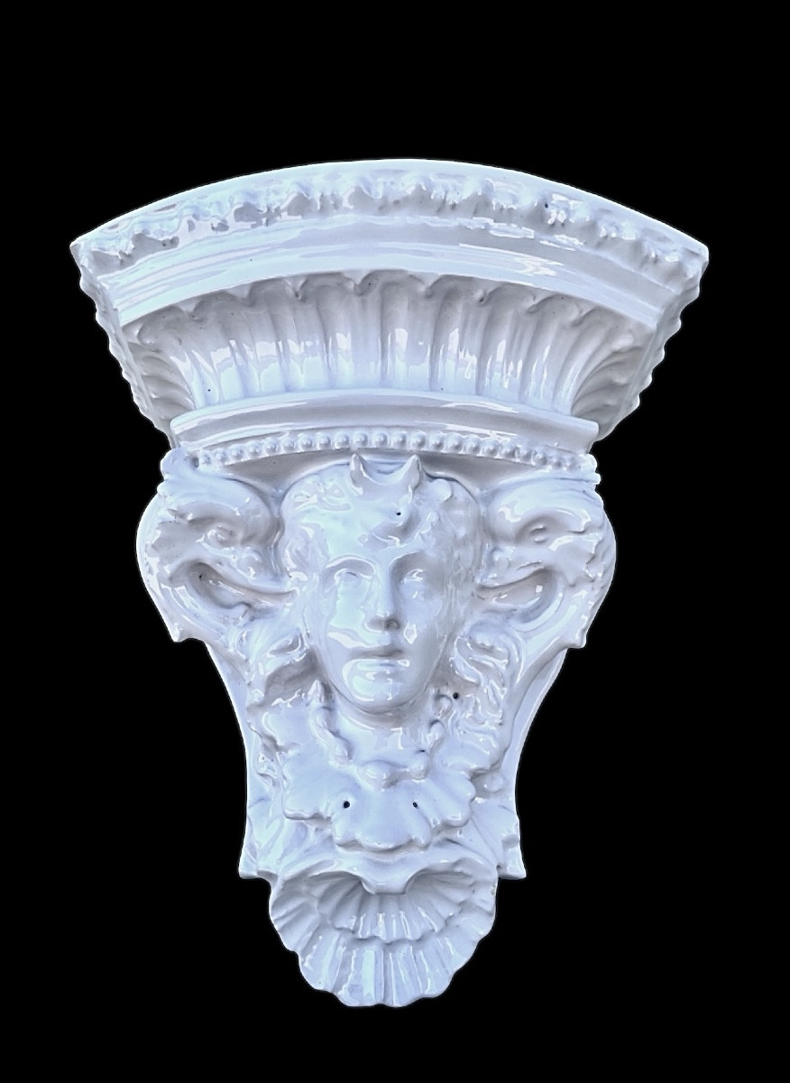 Mensola in maiolica bianca con figura femminile,delfini e motivi geometrici marini .Faenza