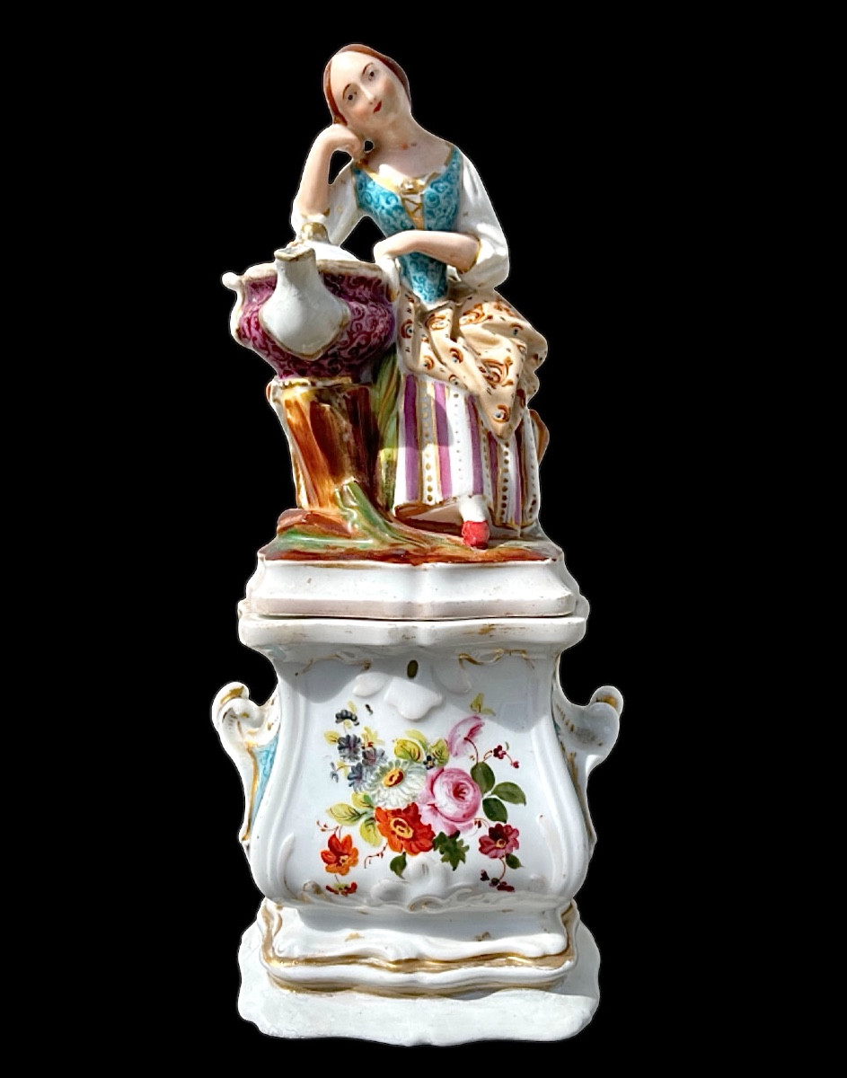 Veilleuse tisaniera in porcellana figurata con coperchio a forma di dama seduta con teiera.