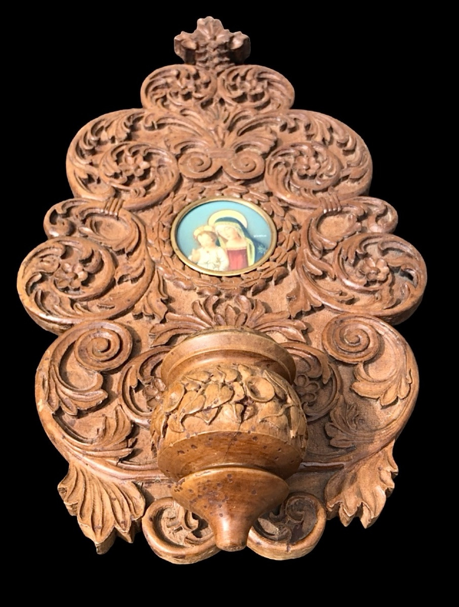 Acquasantiera in legno scolpito con motivi vegetali stilizzati e volute rocaille.-photo-2