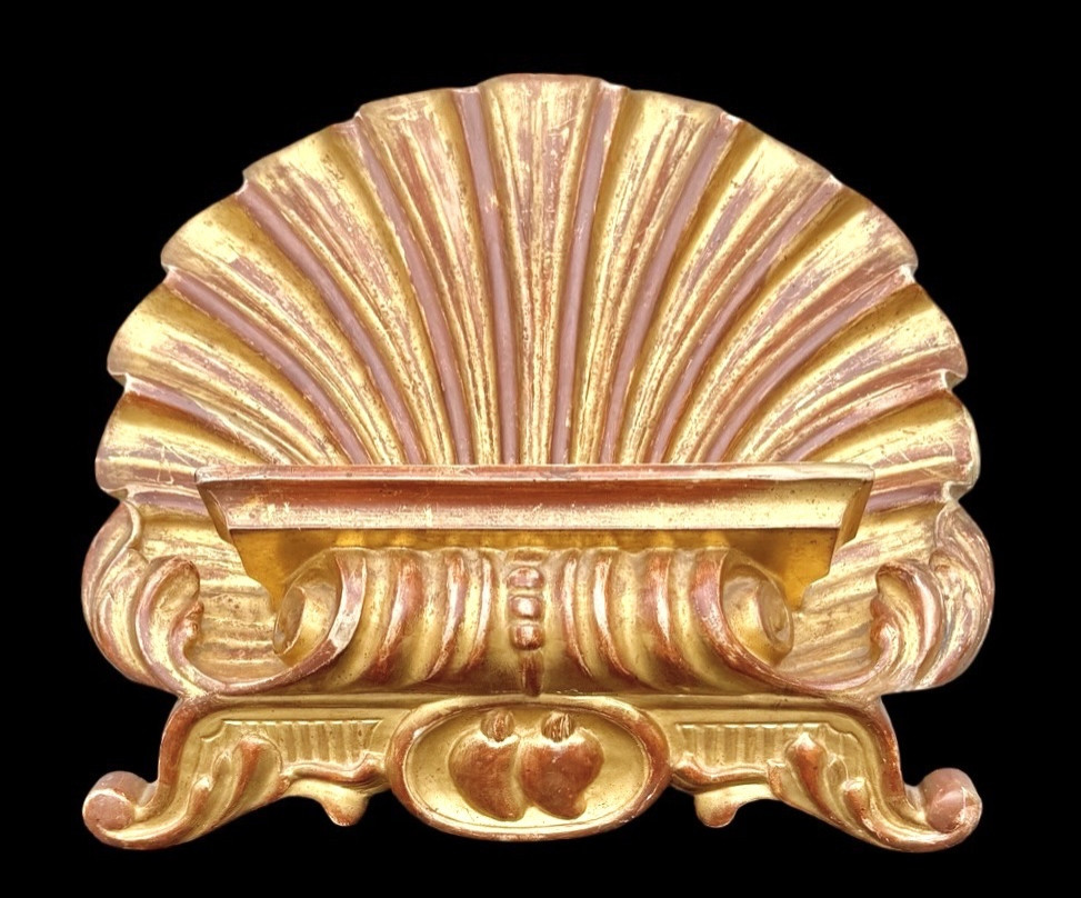 Leggio a forma di conchiglia in legno intagliato e dorato con motivi rocaille. -photo-2