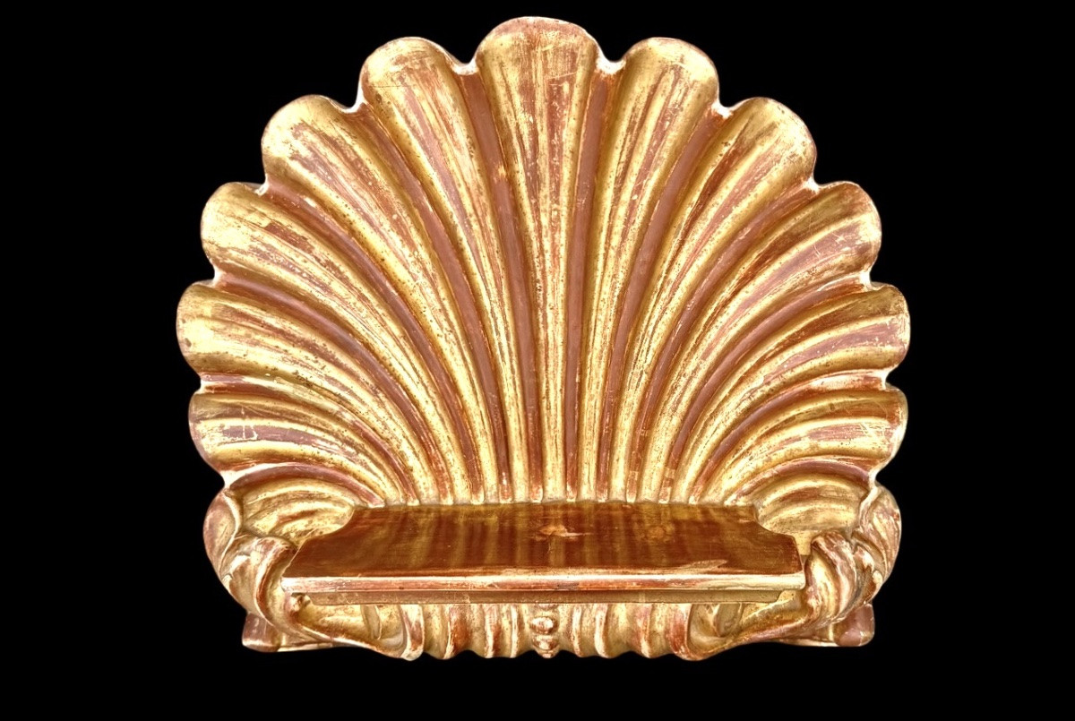 Leggio a forma di conchiglia in legno intagliato e dorato con motivi rocaille. -photo-4
