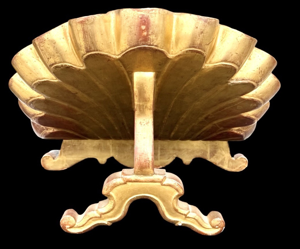 Leggio a forma di conchiglia in legno intagliato e dorato con motivi rocaille. -photo-2
