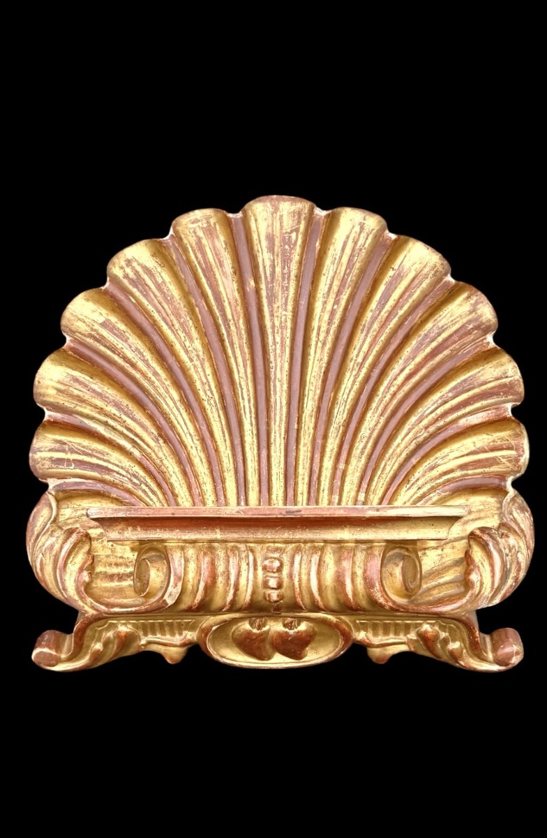 Leggio a forma di conchiglia in legno intagliato e dorato con motivi rocaille. 