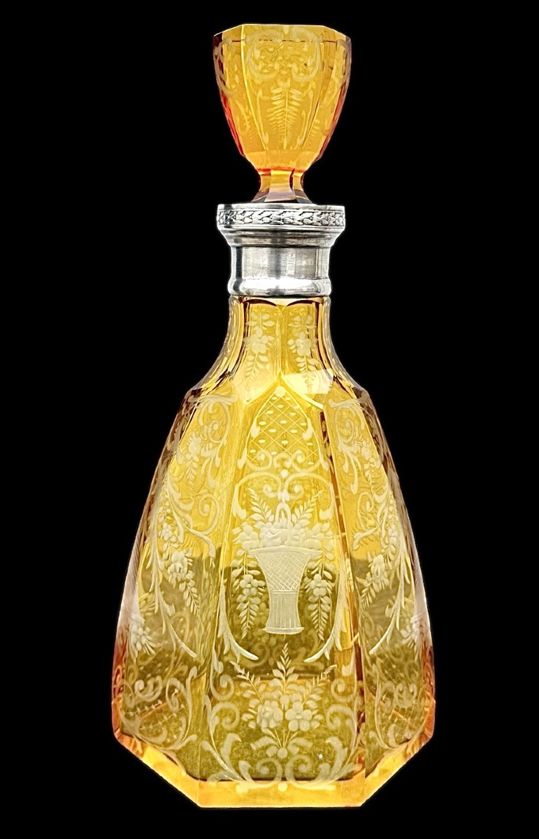 Bottiglia in cristallo incamiciata  a sezione esagonale con molature a soggetto floreale -photo-1