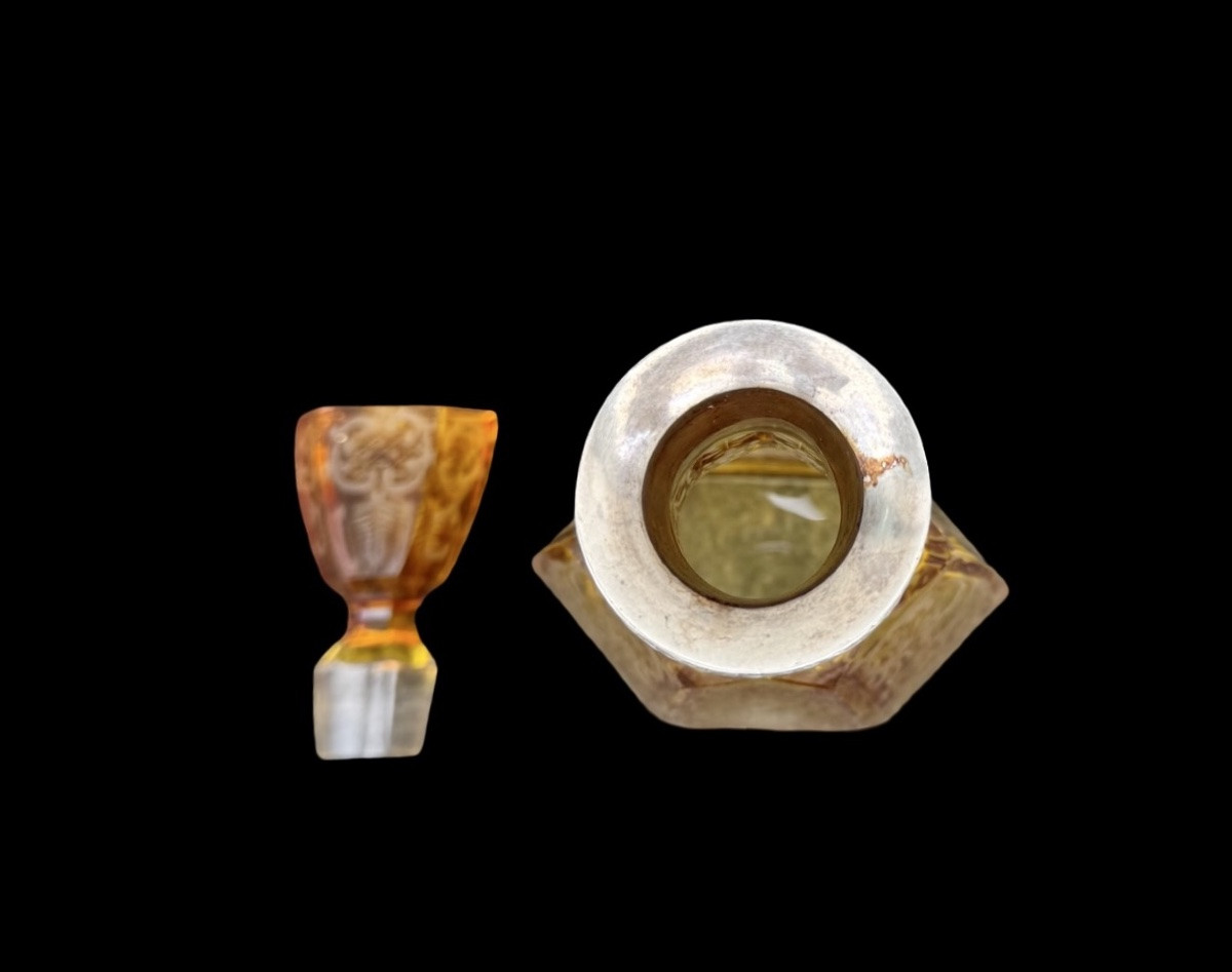 Bottiglia in cristallo incamiciata  a sezione esagonale con molature a soggetto floreale -photo-3