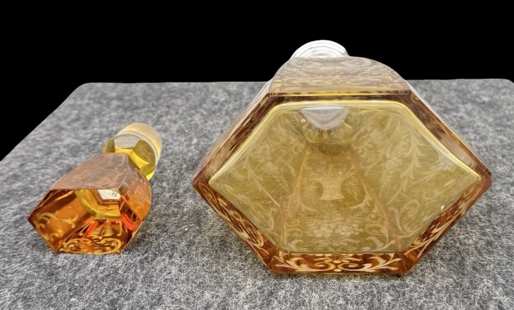 Bottiglia in cristallo incamiciata  a sezione esagonale con molature a soggetto floreale -photo-4