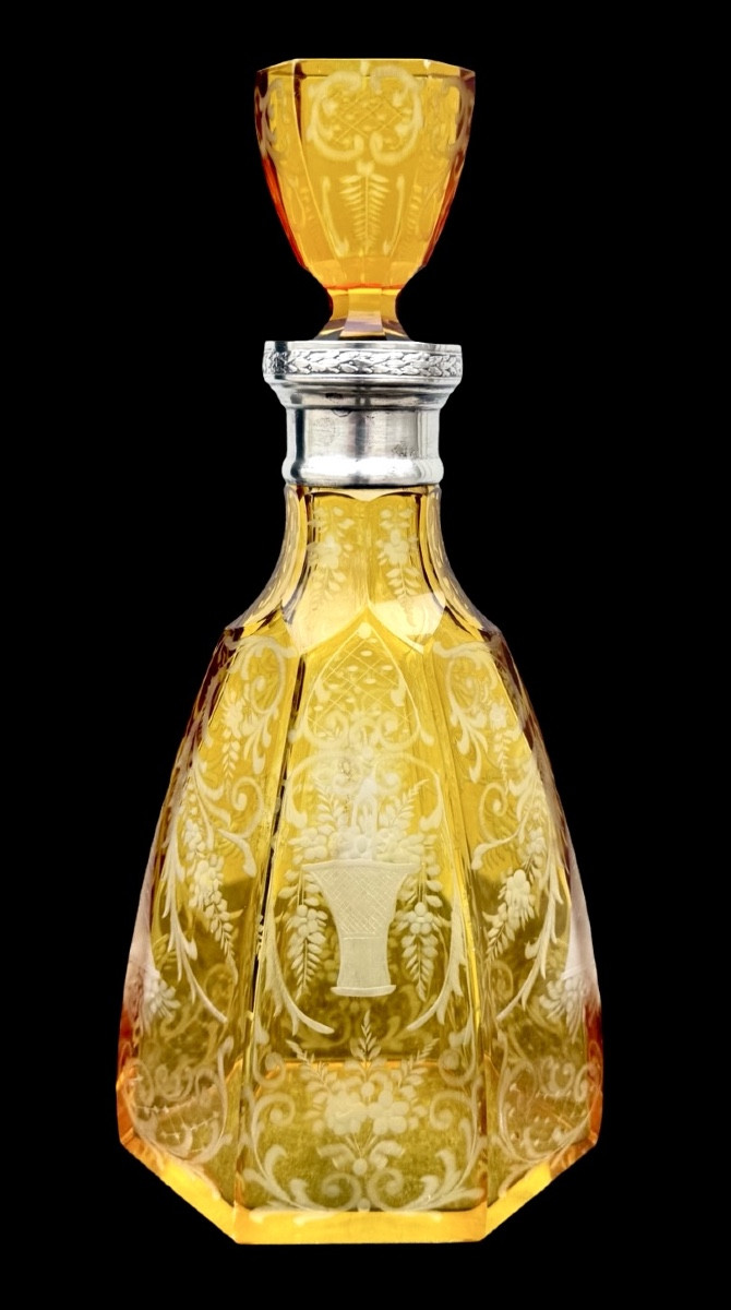 Bottiglia in cristallo incamiciata  a sezione esagonale con molature a soggetto floreale 