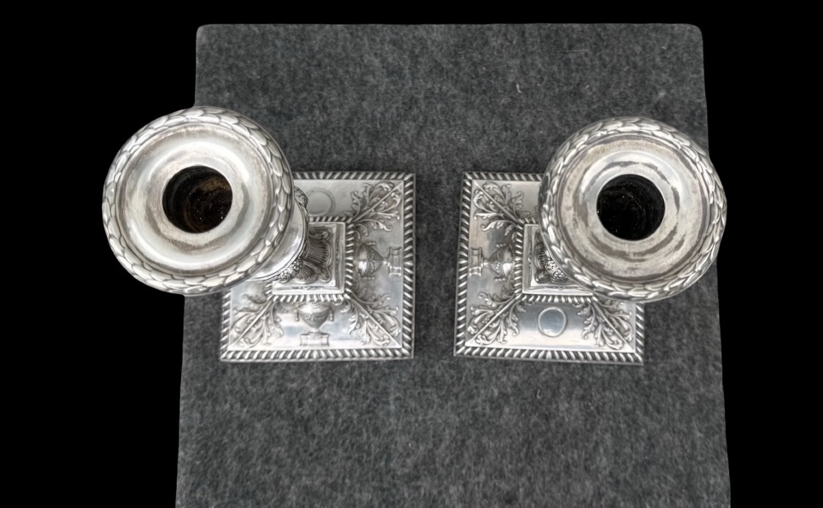 Coppia di candelieri in argento con decoro a motivi geometrici,teste di caproni,vasi,festoni -photo-1