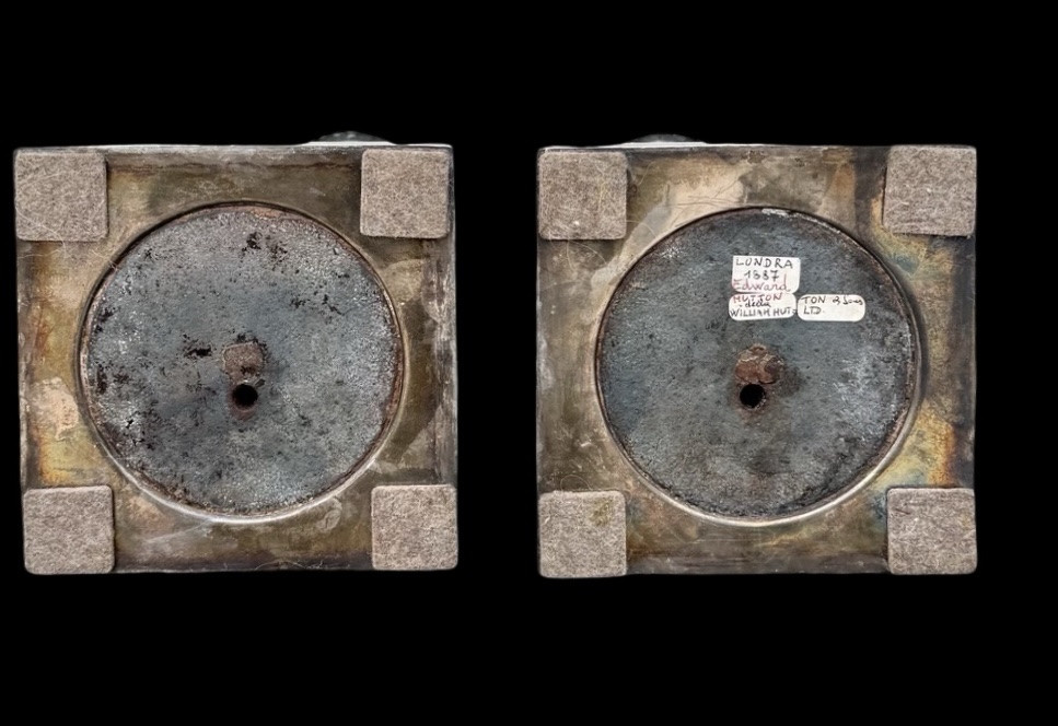 Coppia di candelieri in argento con decoro a motivi geometrici,teste di caproni,vasi,festoni -photo-3